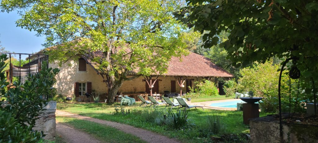 Vue de la piscine et de la grange du Manoir du Moulin de Madame Villeneuve-sur-Lot